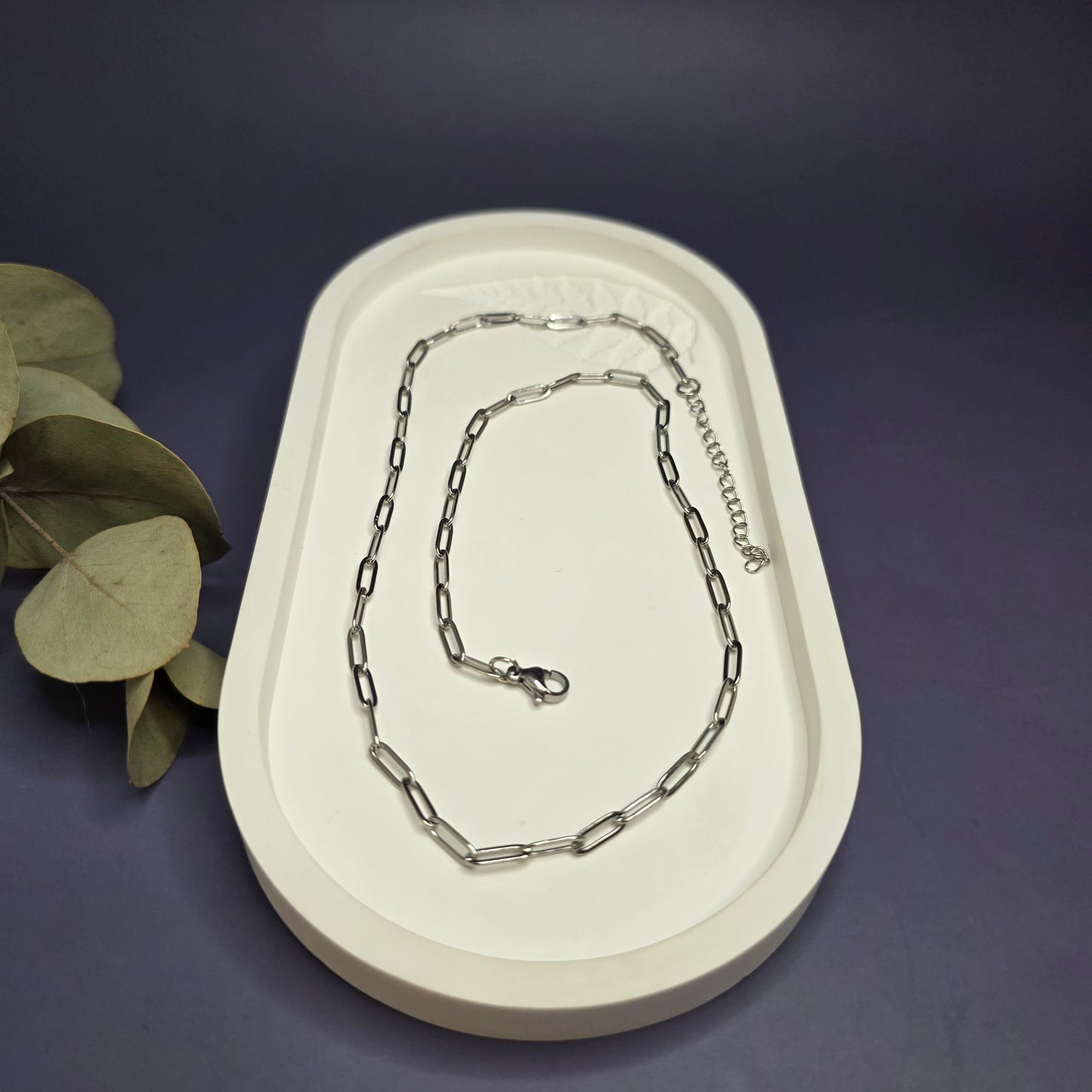 Optimized detail of the dual-layered chain textures, featuring modern elongated links in high-quality silver steel — My Silver Lining.